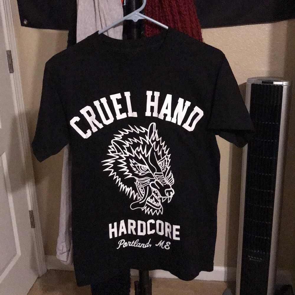 Cruel hand band tee